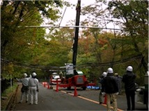 クレーンでパスウェイを持ち上げる様子